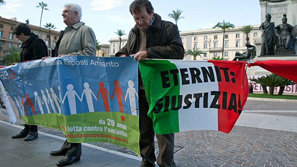 Vor dem Kassationsgericht in Rom protestierten auch am Mittwoch Angehörige von Asbest.Opfern gegen Eternit Italia.