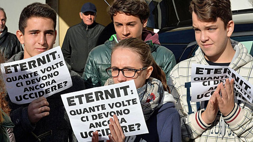 Angehörige der Asbest-Opfer vor dem obersten Gerichtshof in Rom. Auf den Flyern steht: «Eternit: Wie oft müssen sie uns noch töten?»