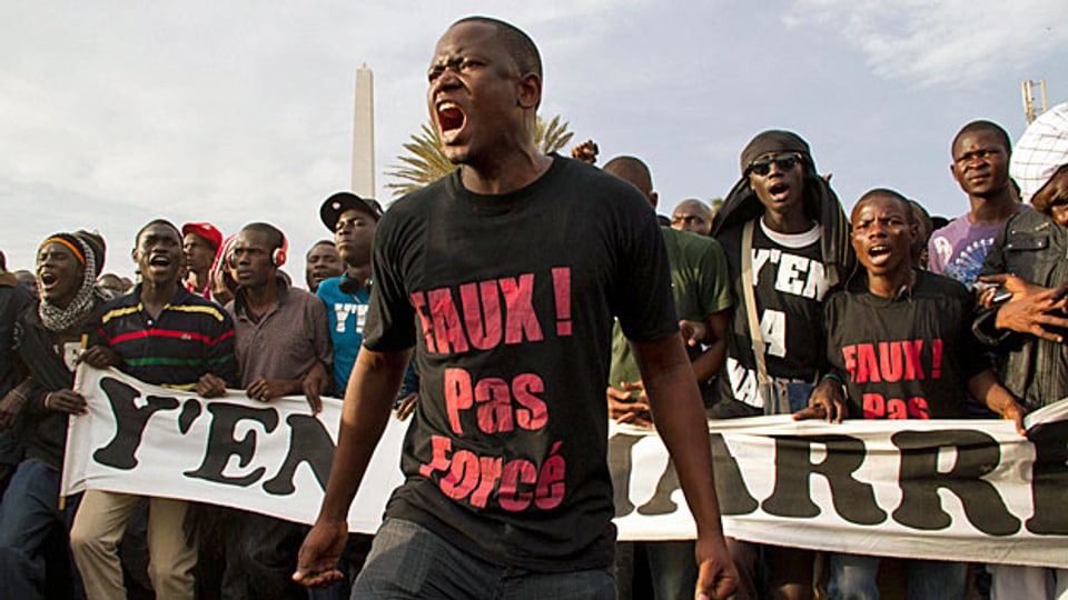 Macky Sall sei der unbeliebteste Präsident aller Zeiten, sagt Thiat, ein Rapper und Aktivist von «Y‘en a marre» , Dass es keine Proteste gegen den neuen Präsidenten gegeben habe, sei, weil die Menschen in Senegal - und nicht etwa die Politiker - wirklich demokratisch leben und funktionieren wollten. Bild: Y’en-a-marre-Aktivisten protestieren 2012 gegen die Regierung.