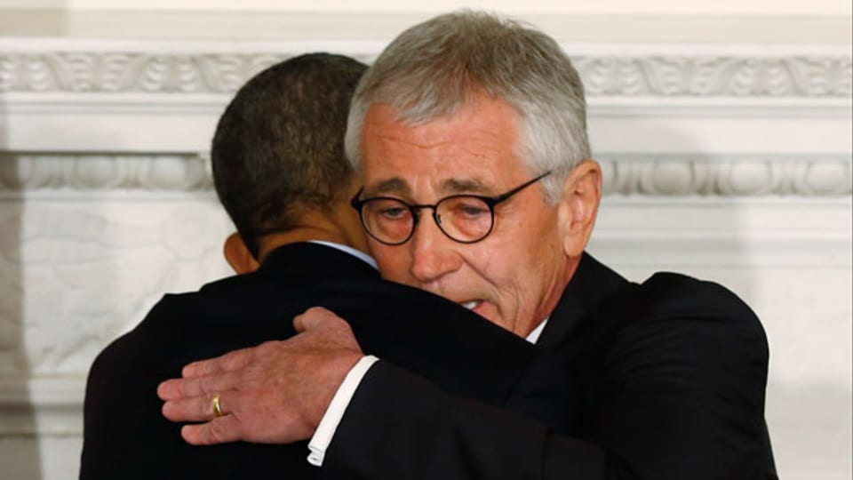 US-Präsident Barack Obama (links) umarmt VerteidigungsministerChuck Hagel nach der Ankündigung von Hagels Rücktritt im Weissen Haus in Washington, 24. November 2014.