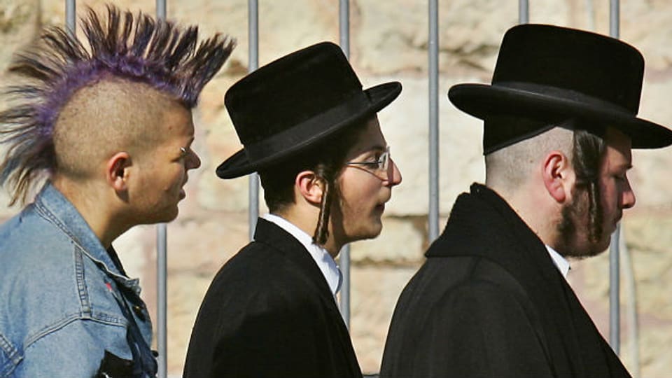 Vielfältige Gesellschaft Israels: Ein Punk und zwei Orthodoxe in Jerusalem.