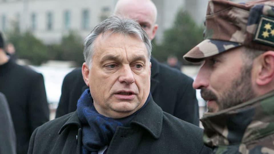 Ungarns Ministerpräsident Viktor Orban spricht mit ungarischen Soldaten in Vilnius.