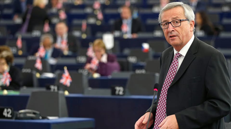Jean-Claude Juncker, Präsident der Europäischen Kommission, präsentiert  dem Parlament einen Plan für Wachstum, Beschäftigung und Investitionen in Strassburg am 26. November  2014.