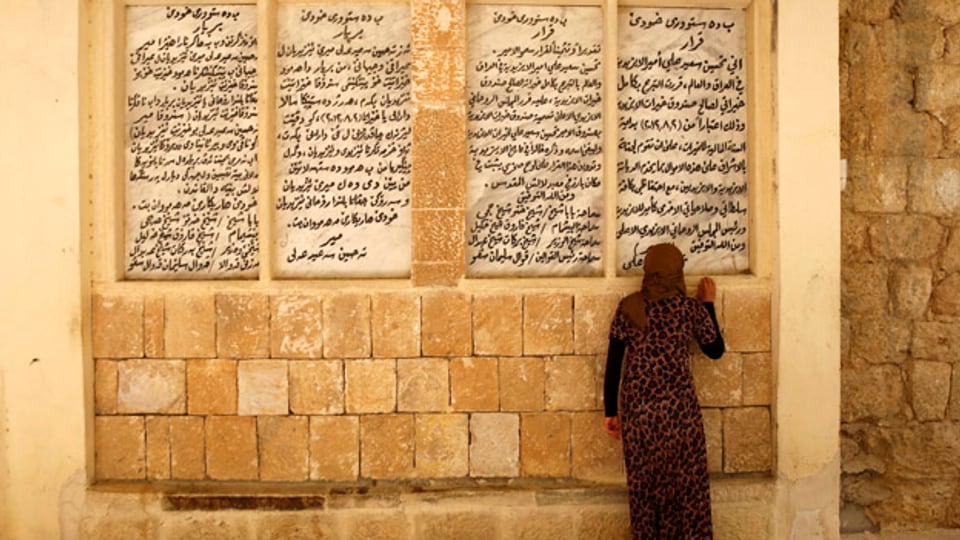 Eine jesidische Frau betet am heiligen Tempel nah der irakischen Stadt Shikhan. Die Minderheit der Jesiden leidet besonders unter der Gewalt der islamistischen Fundamentalisten.