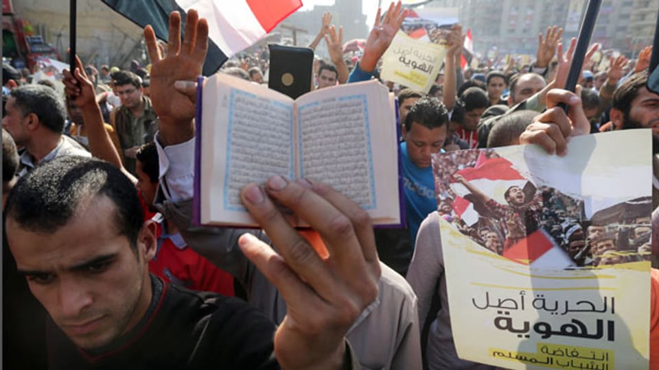 Anhänger der Muslimbruderschaft und des gestürzten ägyptischen Präsidenten Mohammed Mursi während einer Protestaktion im Kairoer Vorort Matariya am 28. November 2014.