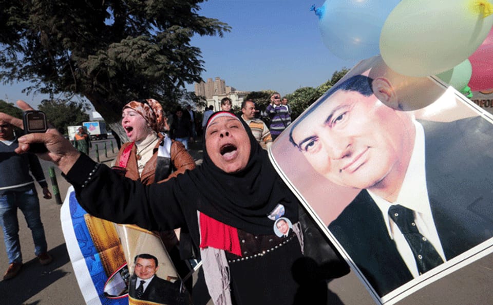 Eine Anhängerin von Hosni Mubarak feiert die Gerichtsentscheide ihres Idols