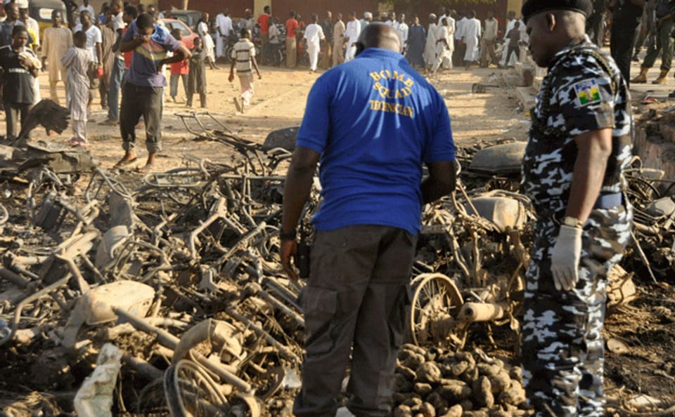 Nigerianische Polizisten untersuchen den Anschlagsort in Kano