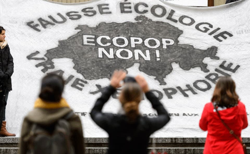 Ein Transparent an einer Abstimmungskundgebung gegen die Ecopop-Initiative