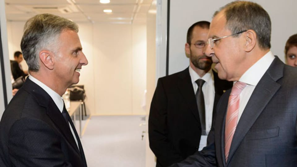 Der OSZE-Vorsitzende Didier Burkhalter (links) begrüsst den Russischen Aussenminister Russian Sergei Lavrov.