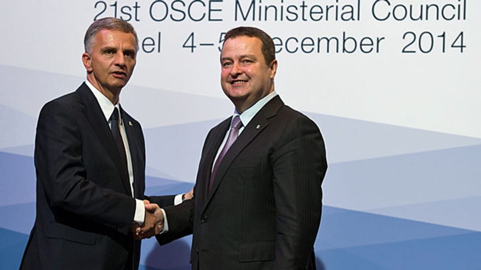 Didier Burkhalter, links und Serbiens Außenminister, Ivica Dacic, rechts, schütteln sich die Hände.