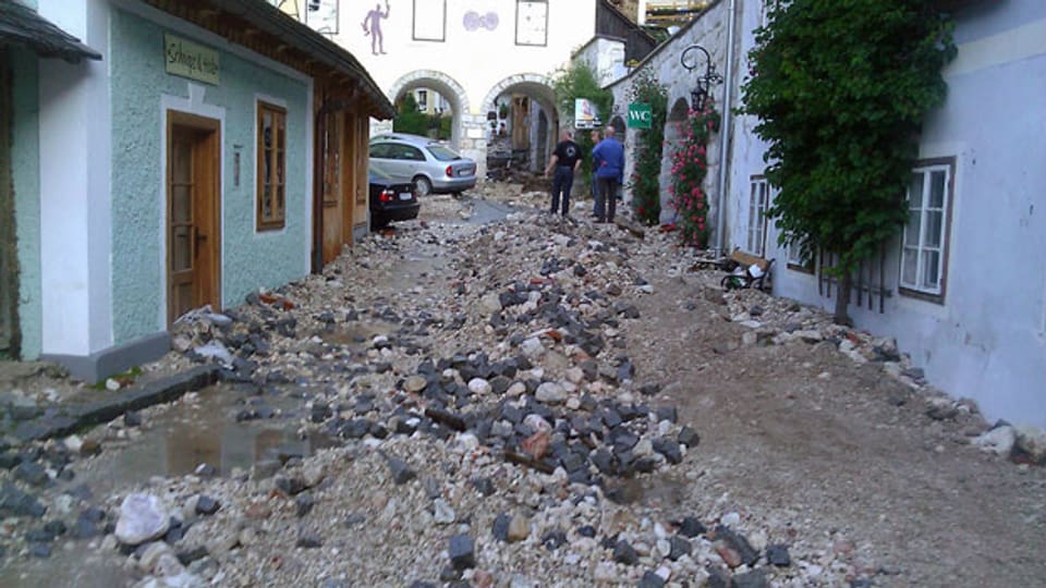 Blick auf die Hochwasserschäden in der Gemeinde Hallstatt, Österreich am 19. Juni 2013.