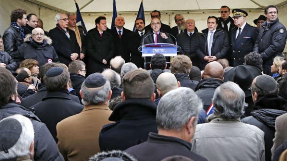 Zeichen des Mitgefühls: Innenminister Cazeneuve spricht zu französischen Juden (7.12.14).