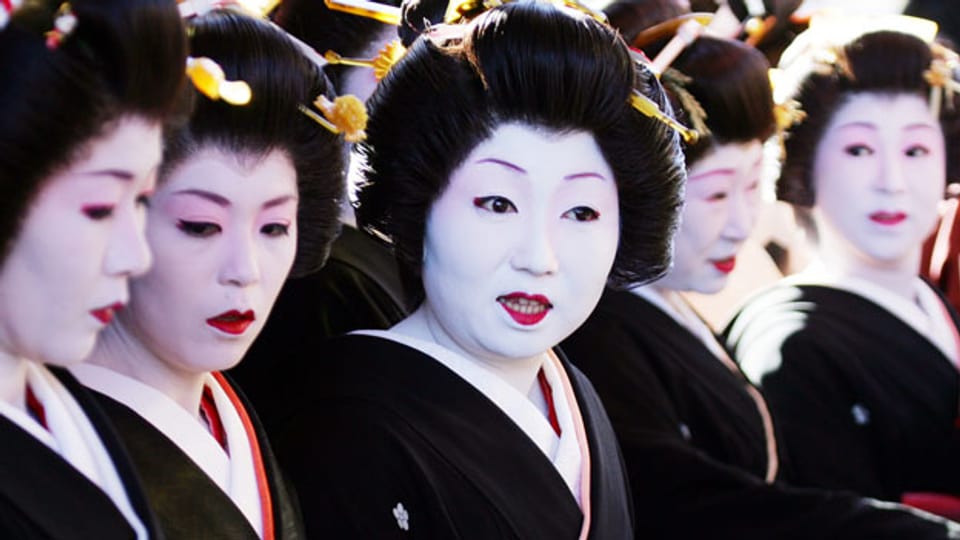 Im Westen bestimmt die Gestalt der Geisha bis heute das Bild von der Japanerin. Aber auch in Japan sieht man die Frau als Dienerin. Japan hat aber auch zu wenig Arbeitskräfte, jetzt sollen die Frauen die Wirtschaft retten, doch die japanische Gesellschaft tut sich schwer mit diesem Kulturwandel.