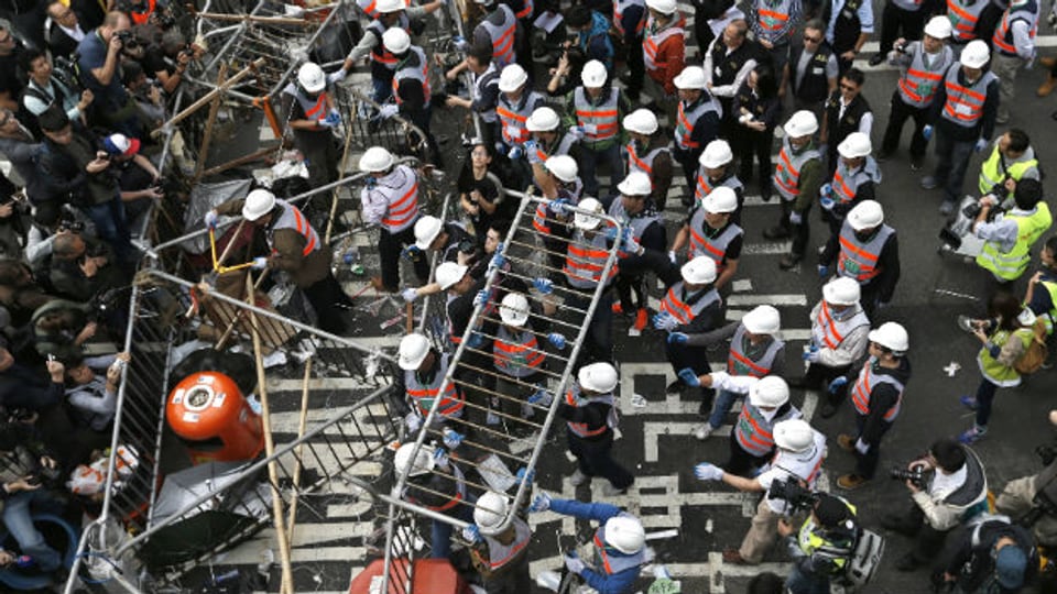Arbeiter räumen das Protestcamp in Hongkong.