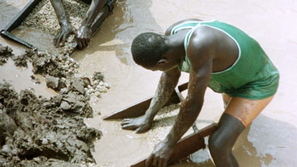 Illegale angolanische Diamantengräber suchen nach Diamanten ausserhalb der nordwestlichen angolanischen Stadt Nzagi.