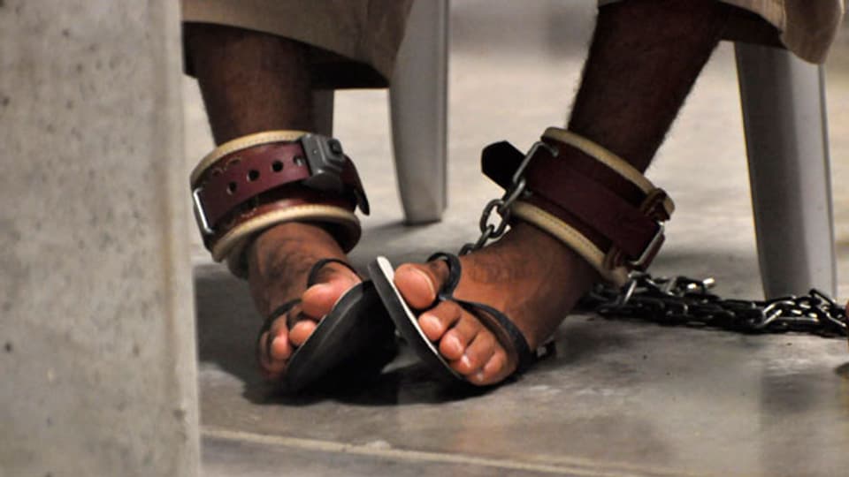 Ein an den Füssen gefesselter Häftling im Hochsicherheitsgefangenenlager in Guantanamo Bay.