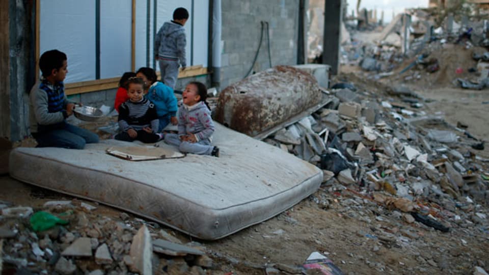 Im Gazastreifen sieht aus wie nach einem Erdbeben: Steinhaufen, eingestürzte Häuser, Ruinen.