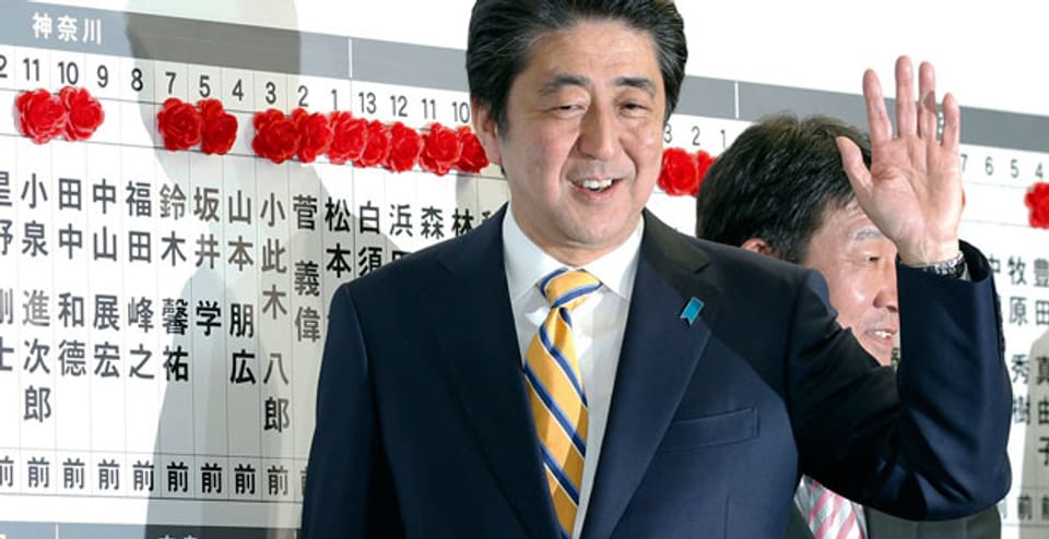 Japans bisheriger Premier Shinzo Abe kann weitere vier Jahre regieren.
