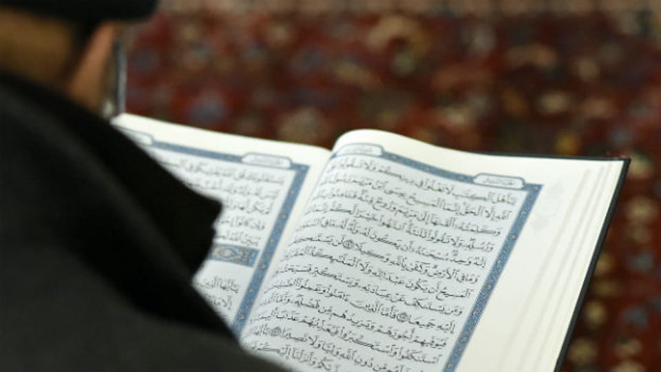 Islam in Österreich: Mann liest im Koran im islamischen Zentrum Wien.