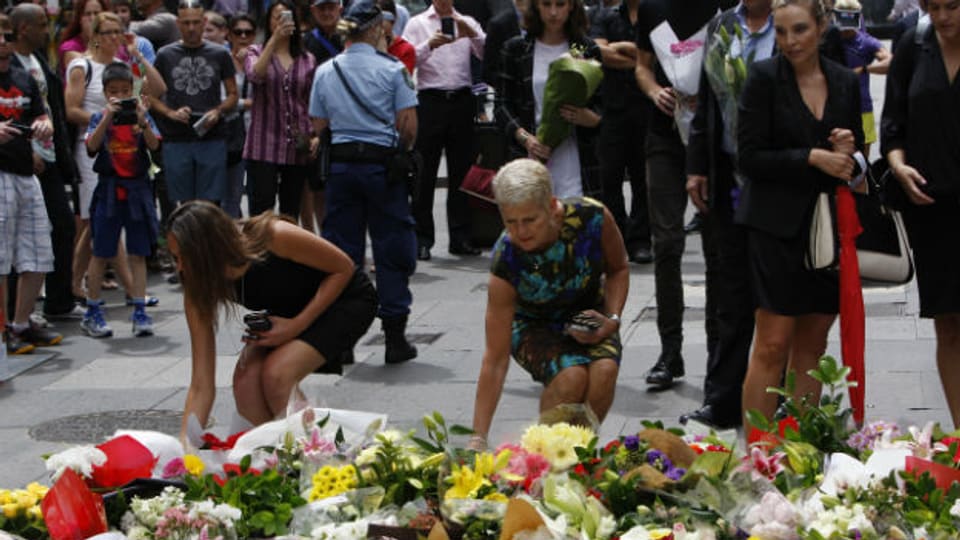 Blumen zum Gedenken an die Menschen, die beim Erstürmen des Cafés ums Leben kamen.