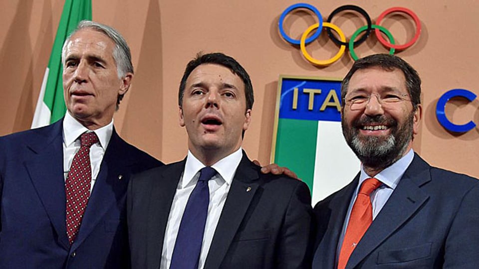 Sie haben am 15. Dezember in Rom ihre olympischen Pläne präsentiert: v.l.n.r. Giovanni Malago', Präsident des italienischen olympischen Komitees, Matteo Renzi, Italiens Premier und Ignazio Marino, Bürgermeister von Rom.