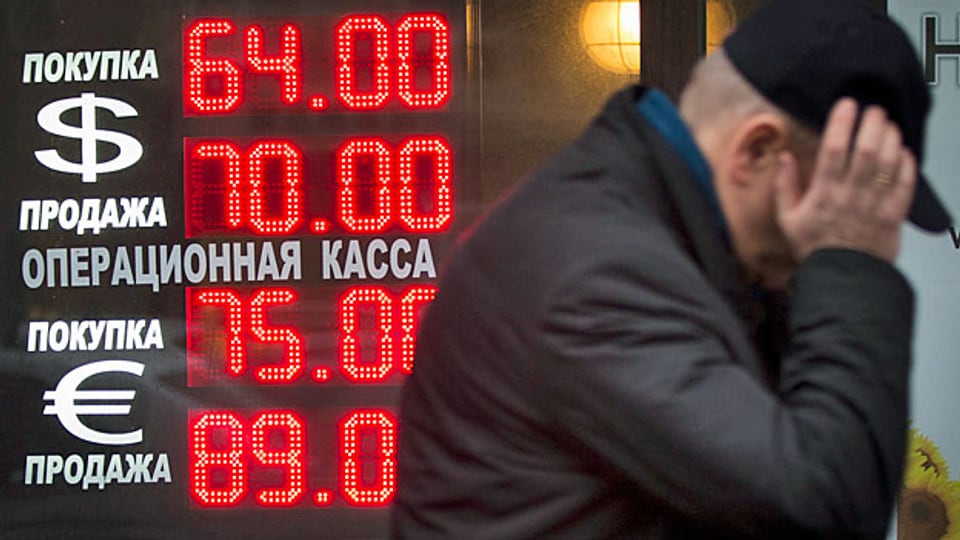 Der Wert von Dollars und Euros steigt von Stunde zu Stunde. Kursanzeige in einer Moskauer Strasse.