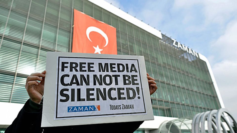 «Freie Medien können nicht zum Schweigen gebracht werden», steht auf demPlakat eines Demonstranten in Istanbul.