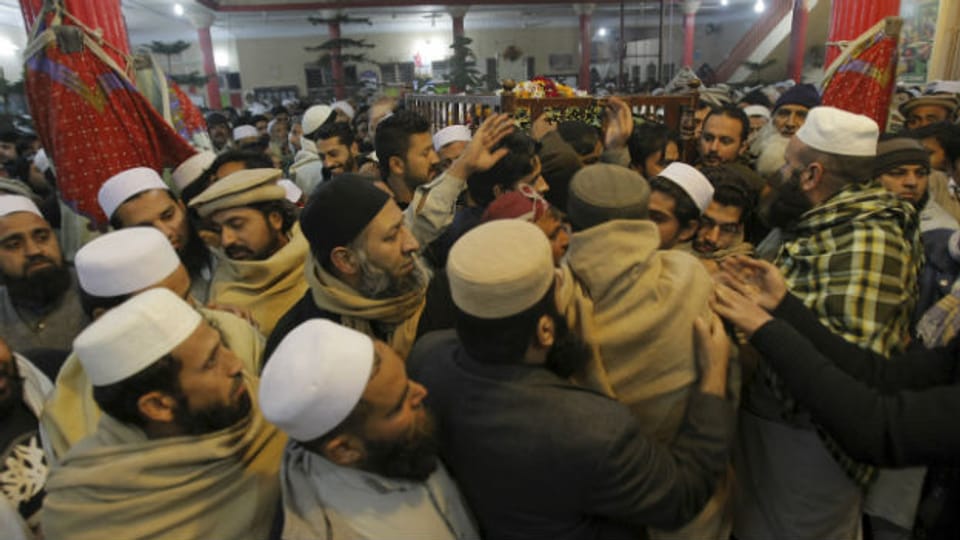 Trauernde bei Beerdigung nach jüngstem Taliban-Anschlag.