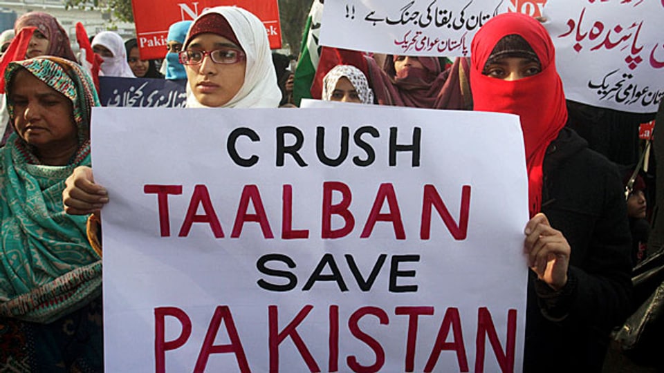 Nach dem Massaker in einer Schule in der Stadt Peshawar haben Tausende gegen die islamistischen Taliban protestiert.