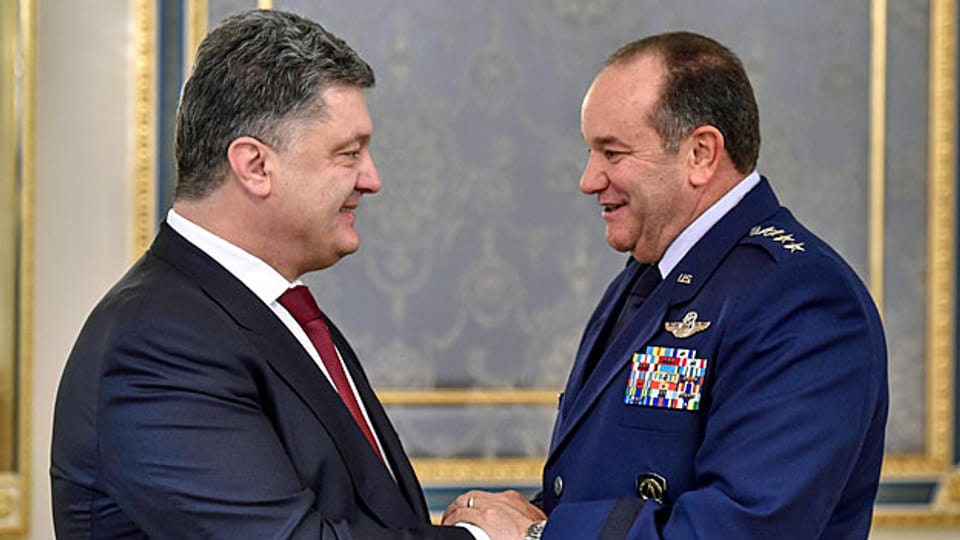 Der ukrainische Präsident Poroschenko Ende November mit Nato-General Breedlove.