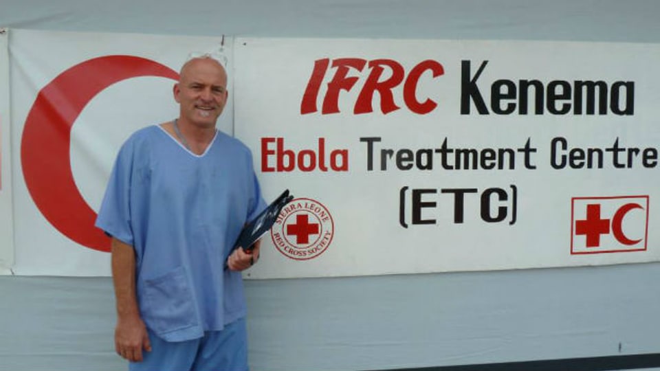 Der Schweizer Balz Halbheer bei seiner Arbeit als Helfer in einer Ebola-Station in Sierra Leone.