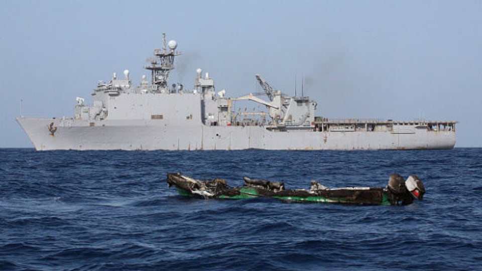 Ein verlassenes Schnellboot von Piraten vor der Küste Somalias.