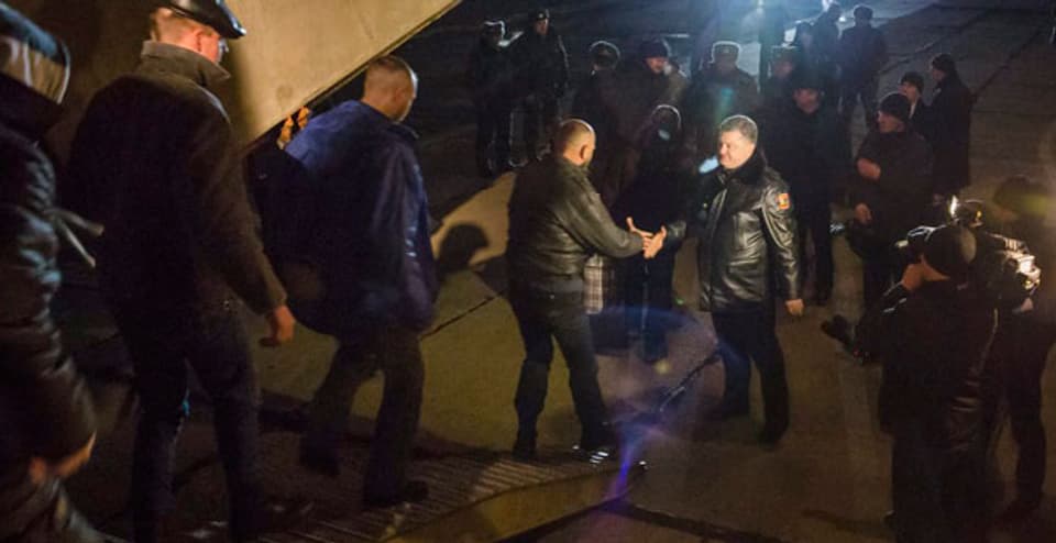 Der ukrainische Präsident Petro Poroschenko empfängt freigelassene Soldaten auf einem Militärflugplatz.