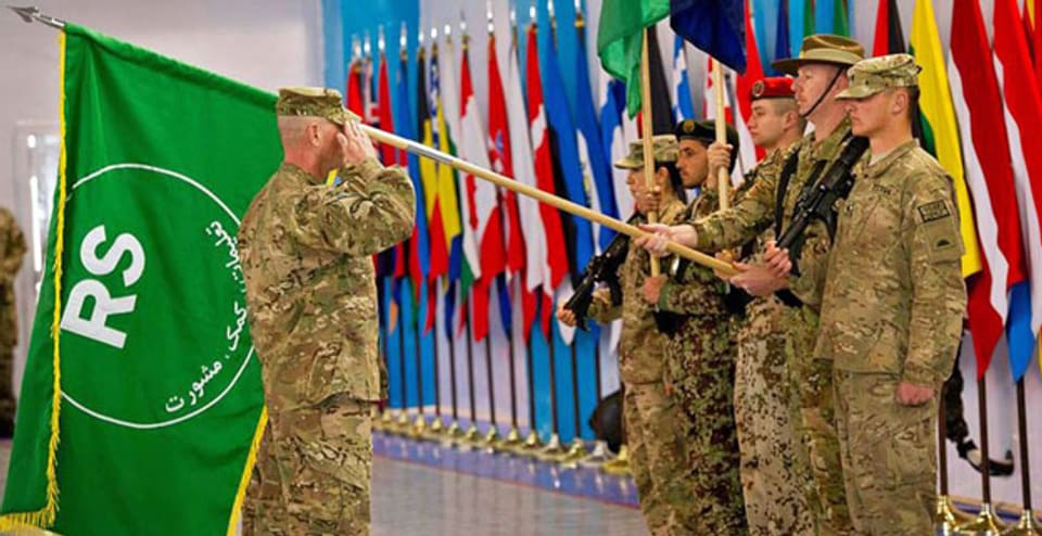 Fahnenübergabe in Kabul - die Kampftruppen der Nato ziehen Ende Jahr ab.