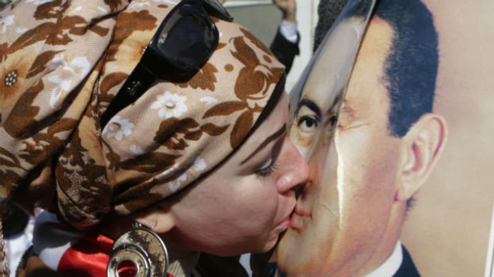 Eine Anhängerin des gestürzten ägyptischen Präsidenten Mubarak küsst sein Poster.