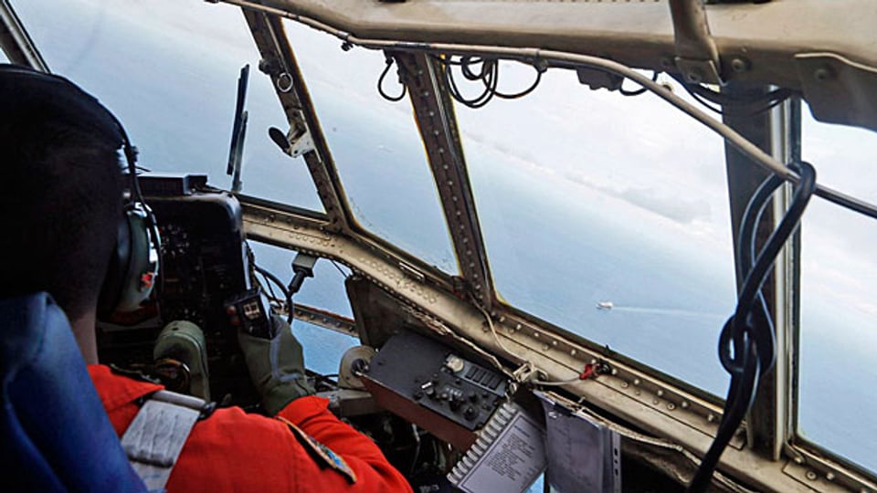 Ein Pilot der indonesischen Luftwaffe auf einem Suchflug.