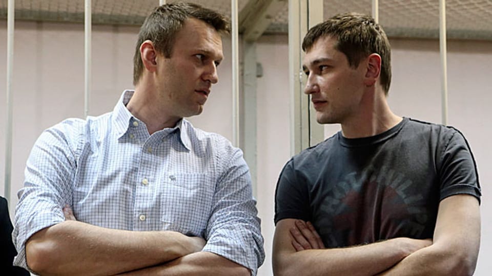 Alexej Nawalny mit seinem Bruder Oleg. Im Gegensatz zu seinem prominenteren Bruder hat Oleg eine unbedingte Haftstrafe erhalten.