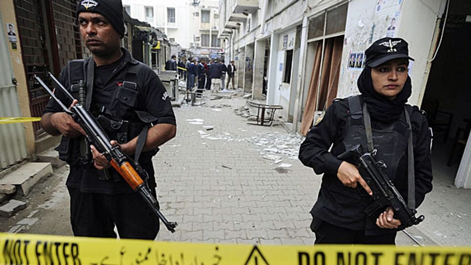 Eine Strasse in Islamabad - nach dem Selbsmordanschlag, der mindestens elf Tote forderte.