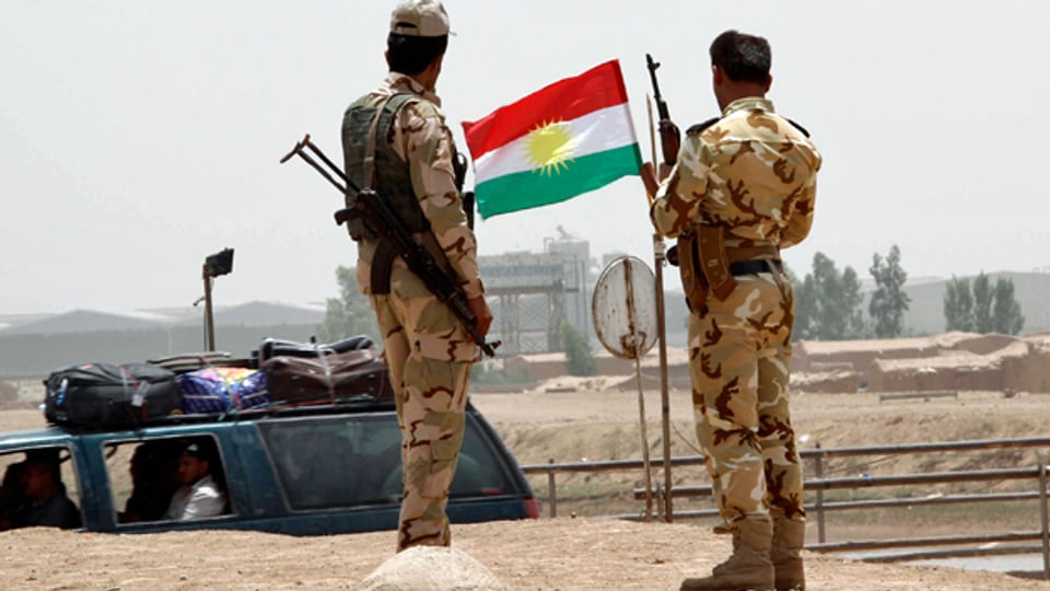Kurdische Sicherheitskräfte an einem Kontrollpunkt am Stadtrand von Kirkuk.