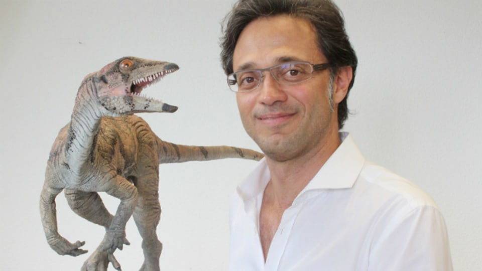 Der Entdecker und sein Tier: Marcelo Sánchez neben einem Modell der neuen Dinosaurier-Art.
