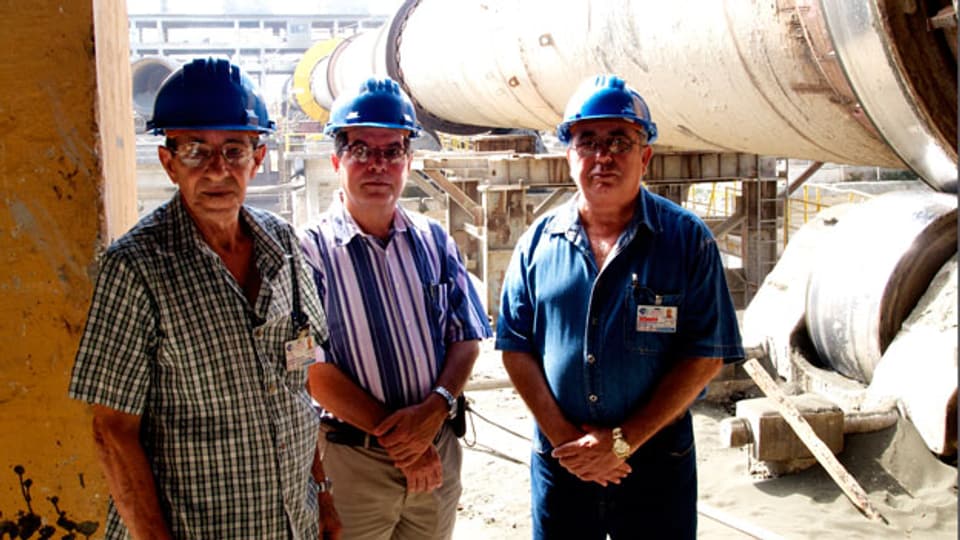 Fernando Martireno, Professor aus Kuba (Mitte)  mit zwei Mitarbeitern einer lokalen Baufirma.