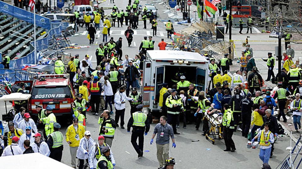 Einsatz von Sanitäts- und Sicherheitskräften nach der Expöosion einer Bombe am Boston Marathon, am 15. April 2013.