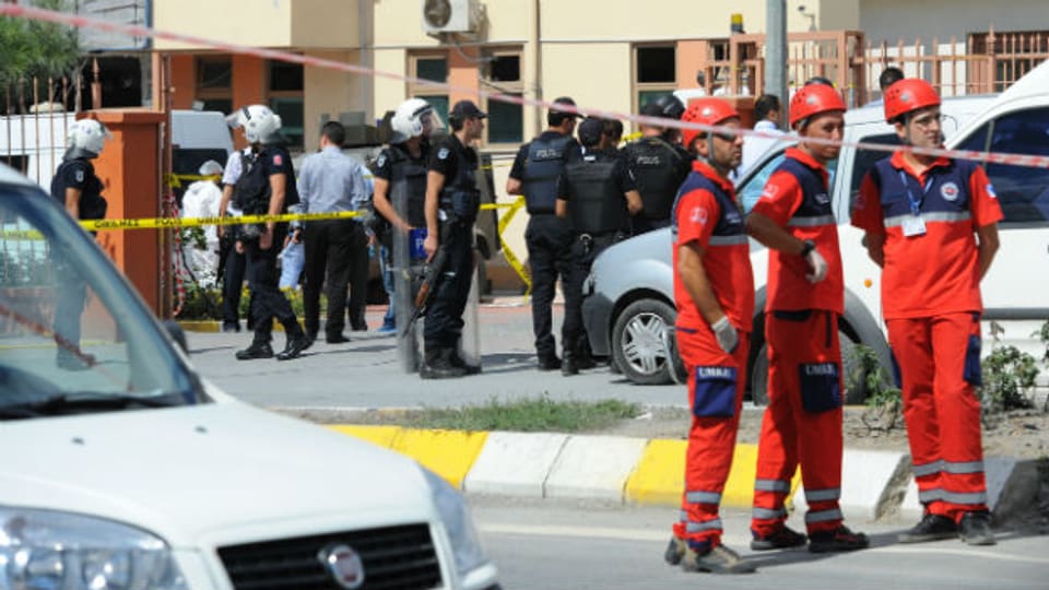 Sicherheitskräfte vor dem Anschlagsort, einer Polizeiwache in Istanbul.