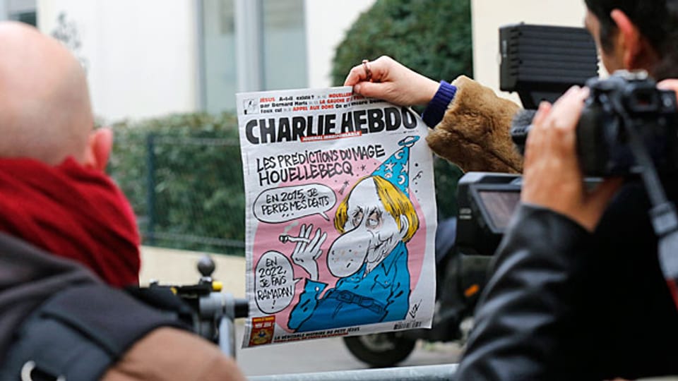 Ein Reporter fotografiert das Titelblatt der neuesten Nummer von «Charlie Hebdo» .