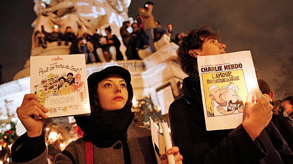 Tausende haben sich am Mittwoch Abend auf der Place de la République in Paris zu Trauer- und Protestkundgebungen versammelt.