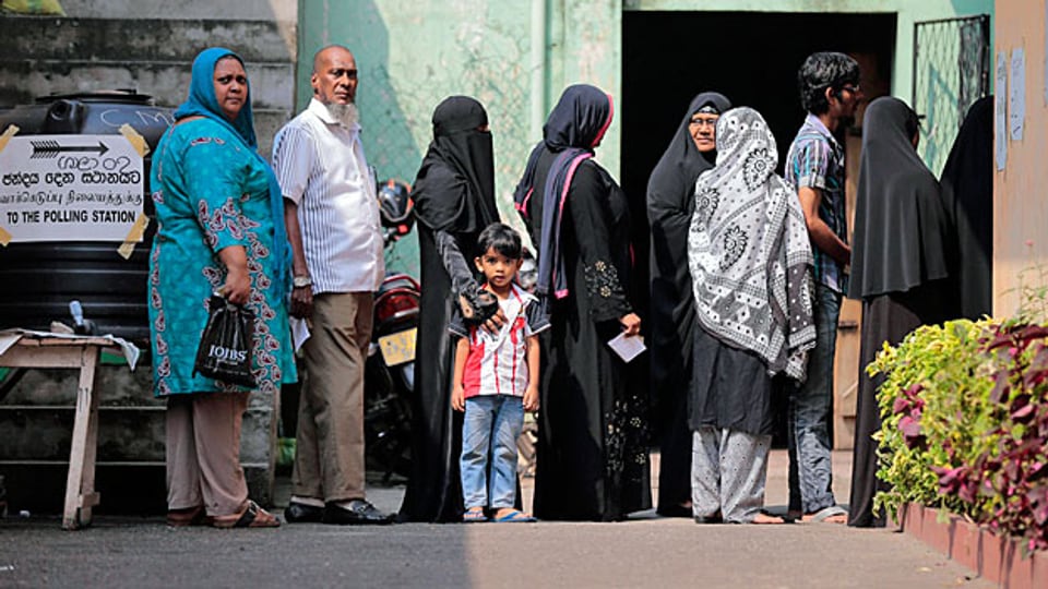Vor einem Wahllokal in der srilankischen Hauptstadt Colombo.