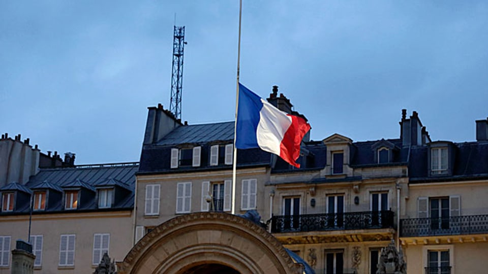 Nach dem Schock die Trauer: Am Tag nach dem Attentat auf «Charlie Hebdo» wehen französische Fahnen auf Halbmast; hier beim Elysée-Palast in Paris.