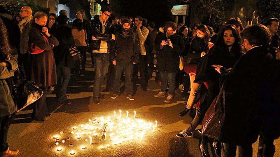 Auch in Tunis haben sich am Mittwoch Abend viele Menschen zu einer Trauerkundgebung zusammengefunden. «Der Terrorismus meuchelt die Freiheit und versetzt dem Islam einen Stich ins Herz» lautet die Schlagzeile in einer tunesischen Zeitung.