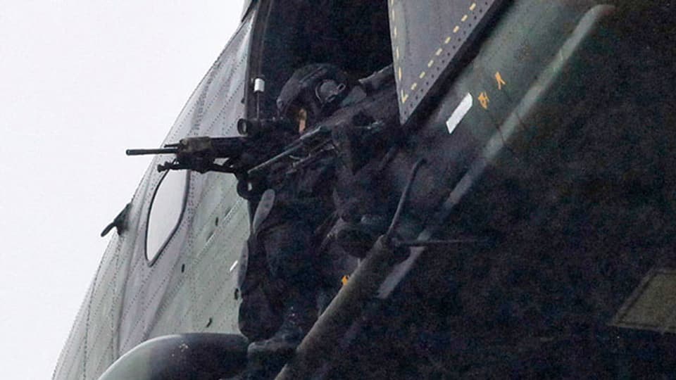 Ein Armee-Hubschrauber schwebt in der Nähe des Schauplatzes der mutmasslichen Geiselnahme in einem Industriegebiet in Dammartin-en-Goele, nordöstlich von Paris am 9. Januar 2015.