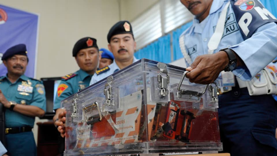 Indonesische Militärpolizei mit dem geborgenen Flugdatenschreiber.
